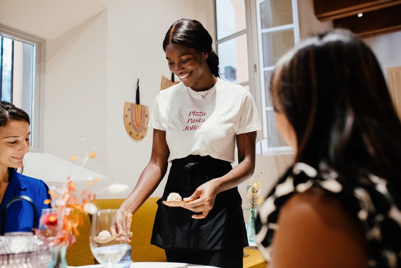 Roots Modena-CoC-2024-waitress in restaurant